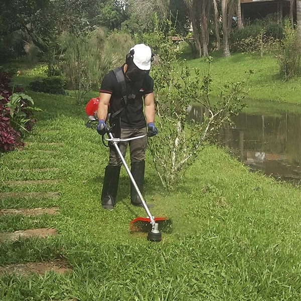 Roçadeira para limpeza e manutenção de áreas rurais